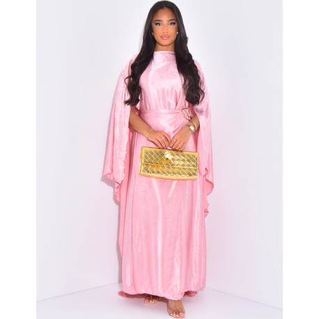 Langes Satinkleid mit Umhang und Schmuck an der Taille.