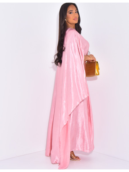 Langes Satinkleid mit Umhang und Schmuck an der Taille.