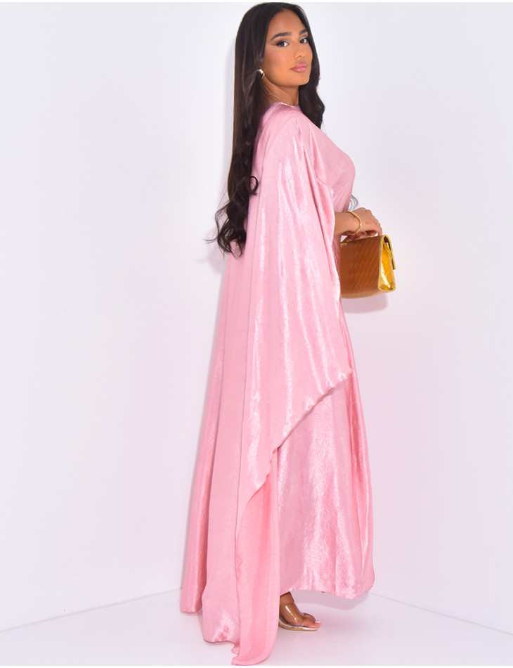 Langes Satinkleid mit Umhang und Schmuck an der Taille.