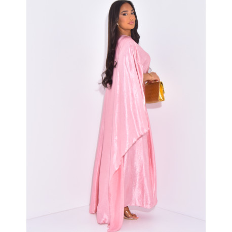 Langes Satinkleid mit Umhang und Schmuck an der Taille.