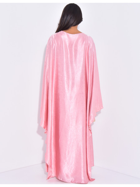 Langes Satinkleid mit Umhang und Schmuck an der Taille.