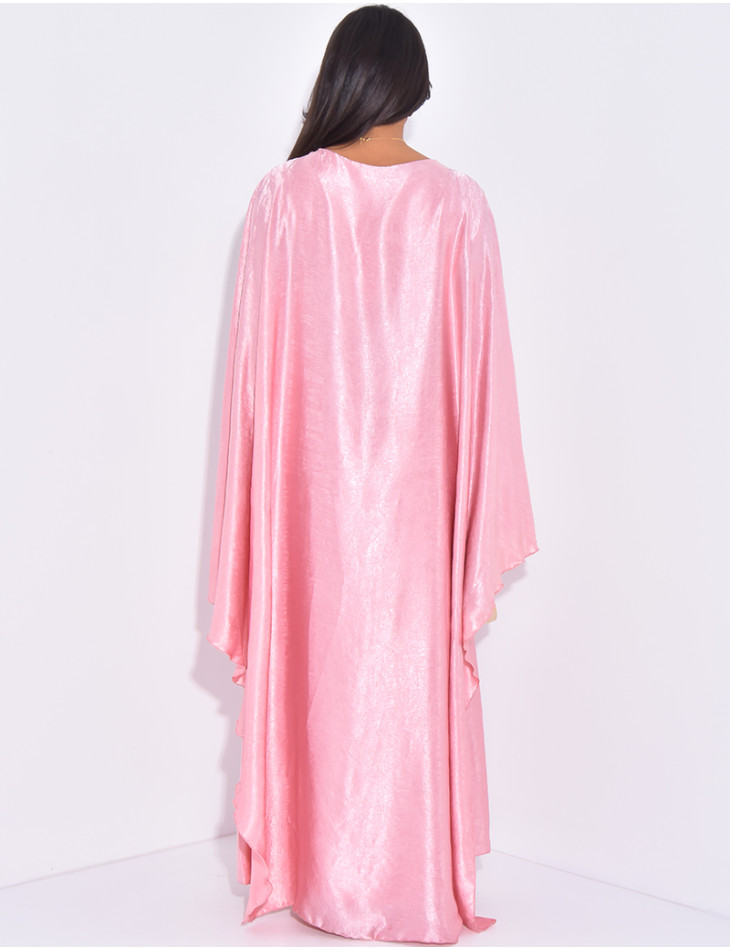 Langes Satinkleid mit Umhang und Schmuck an der Taille.