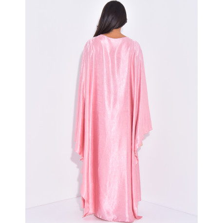 Langes Satinkleid mit Umhang und Schmuck an der Taille.