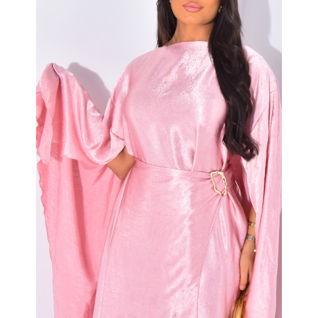 Langes Satinkleid mit Umhang und Schmuck an der Taille.