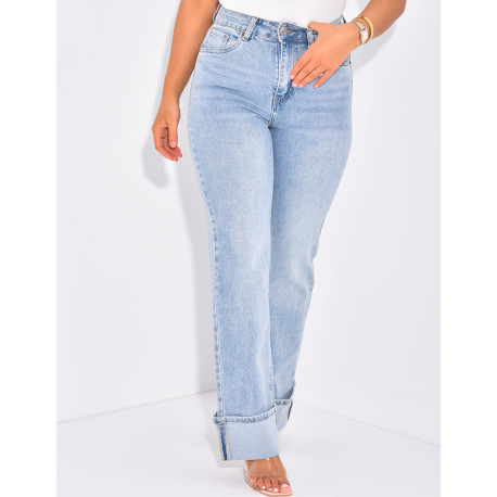 Straight-leg jeans with wide lapels