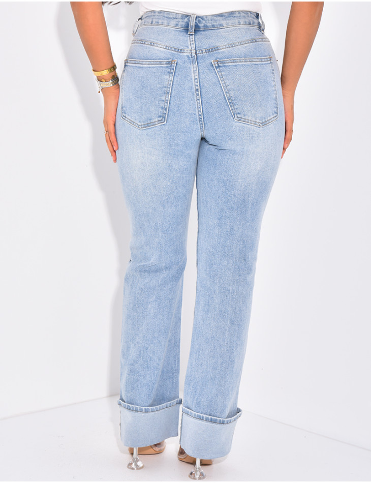 Straight-leg jeans with wide lapels