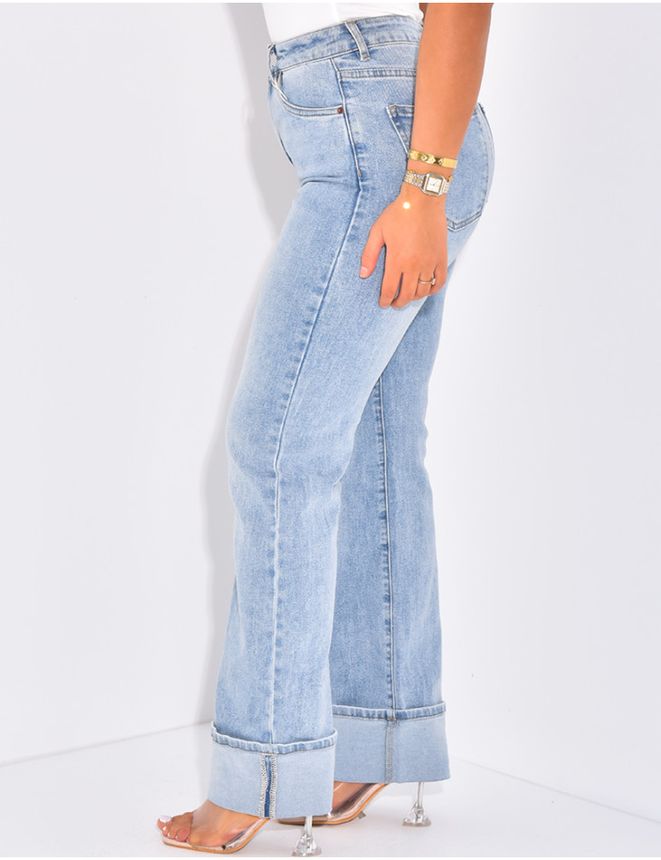 Straight-leg jeans with wide lapels