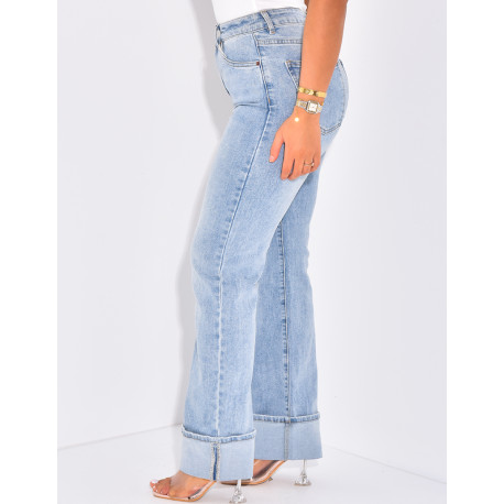 Straight-leg jeans with wide lapels