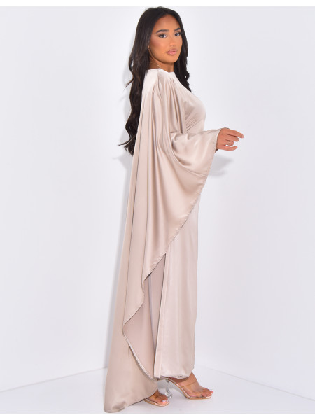 Kleid mit Cape am Rücken und Schmuck an der Taille