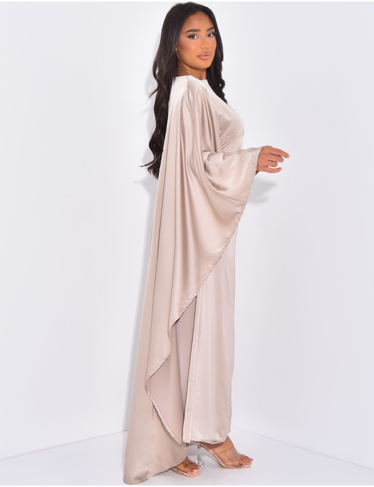 Kleid mit Cape am Rücken und Schmuck an der Taille