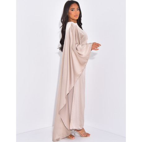 Kleid mit Cape am Rücken und Schmuck an der Taille