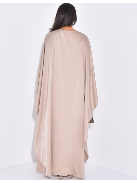 Kleid mit Cape am Rücken und Schmuck an der Taille