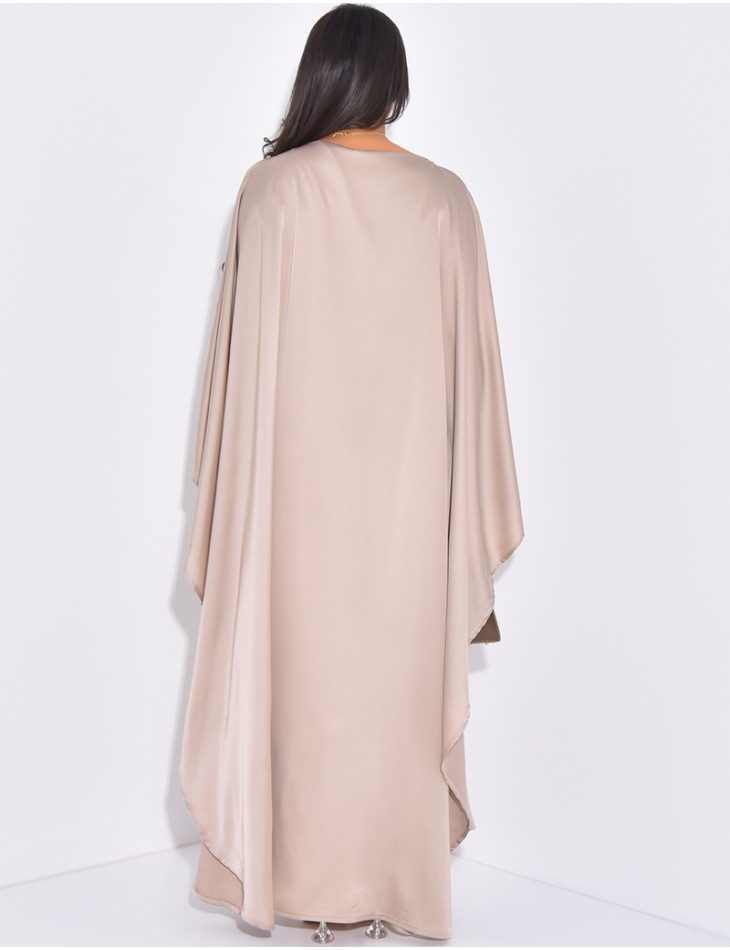 Kleid mit Cape am Rücken und Schmuck an der Taille