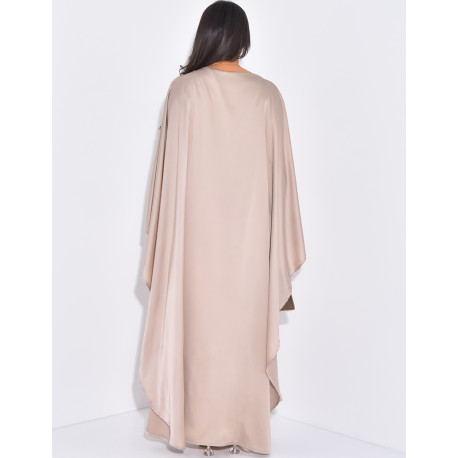 Kleid mit Cape am Rücken und Schmuck an der Taille