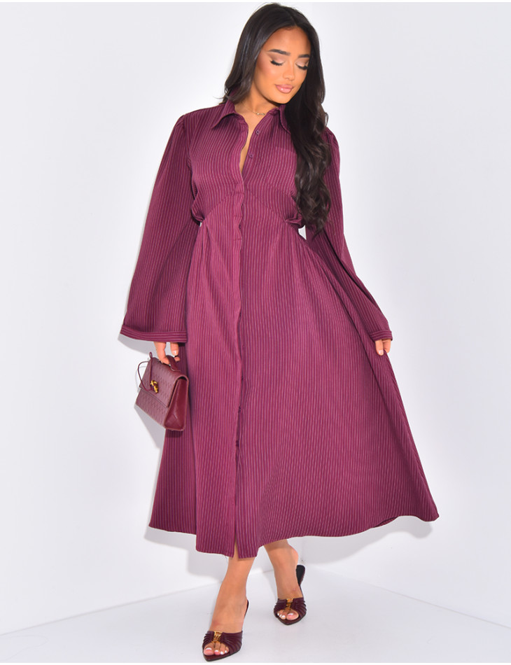 Gestreiftes Hemdblusenkleid, das im Rücken gebunden wird.