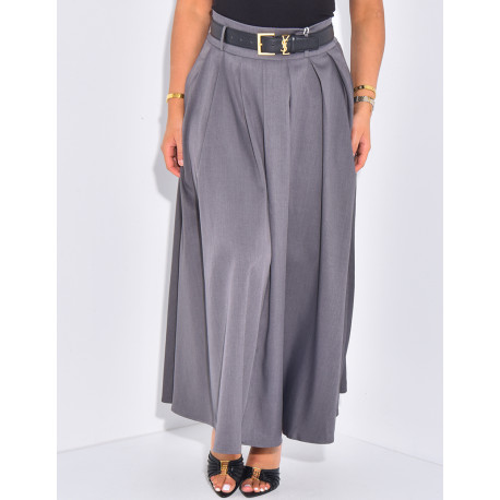 Hochtaillierter, ausgestellter Rock mit Abnähern