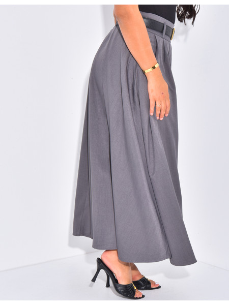 Hochtaillierter, ausgestellter Rock mit Abnähern