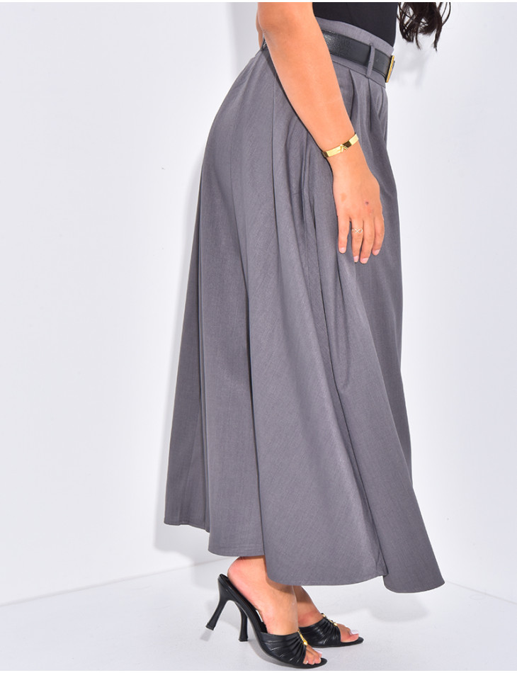 Hochtaillierter, ausgestellter Rock mit Abnähern