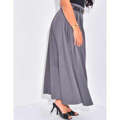 Hochtaillierter, ausgestellter Rock mit Abnähern