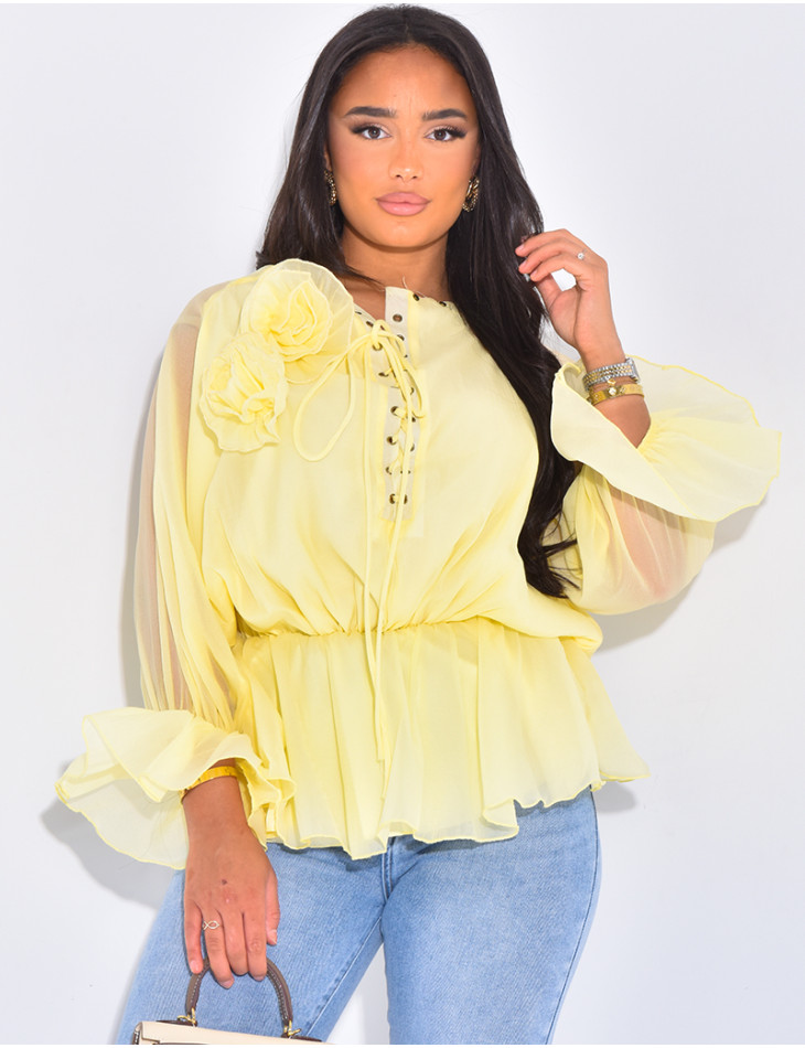 Schnürbluse aus Chiffon mit Rüschen.