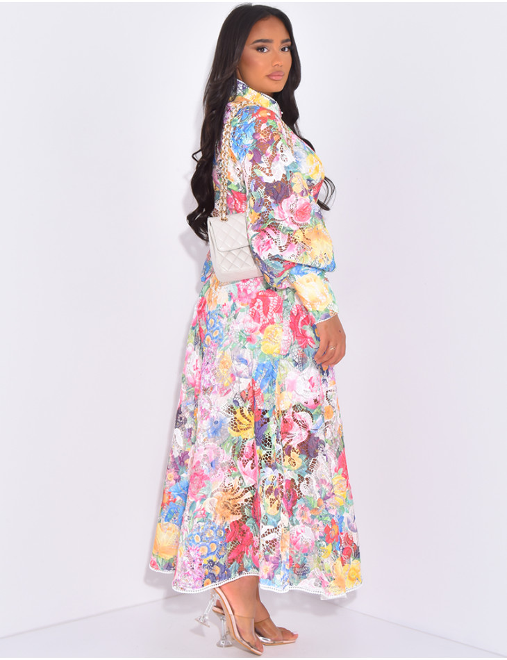 Sehr langes Kleid aus bunter Spitze zum Knöpfen