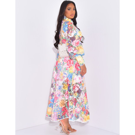 Sehr langes Kleid aus bunter Spitze zum Knöpfen