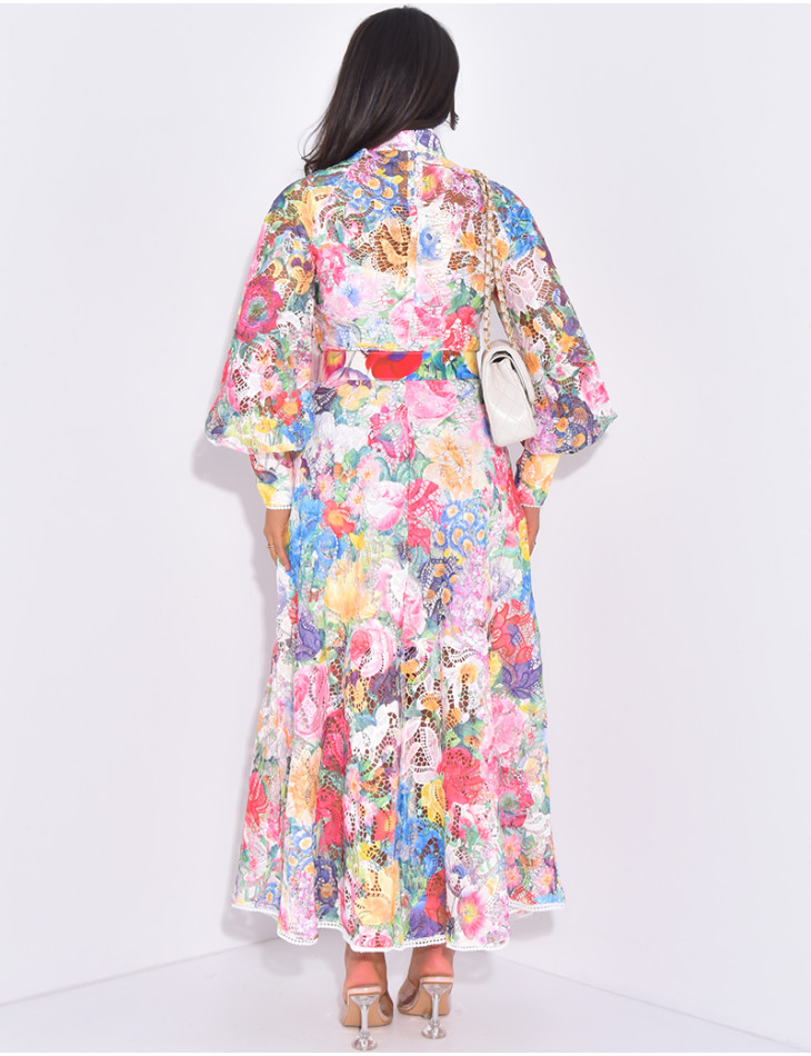 Sehr langes Kleid aus bunter Spitze zum Knöpfen