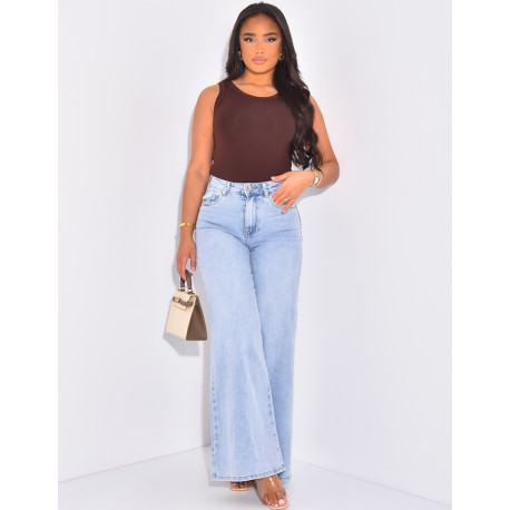 Wide high-waisted jeans with light wash