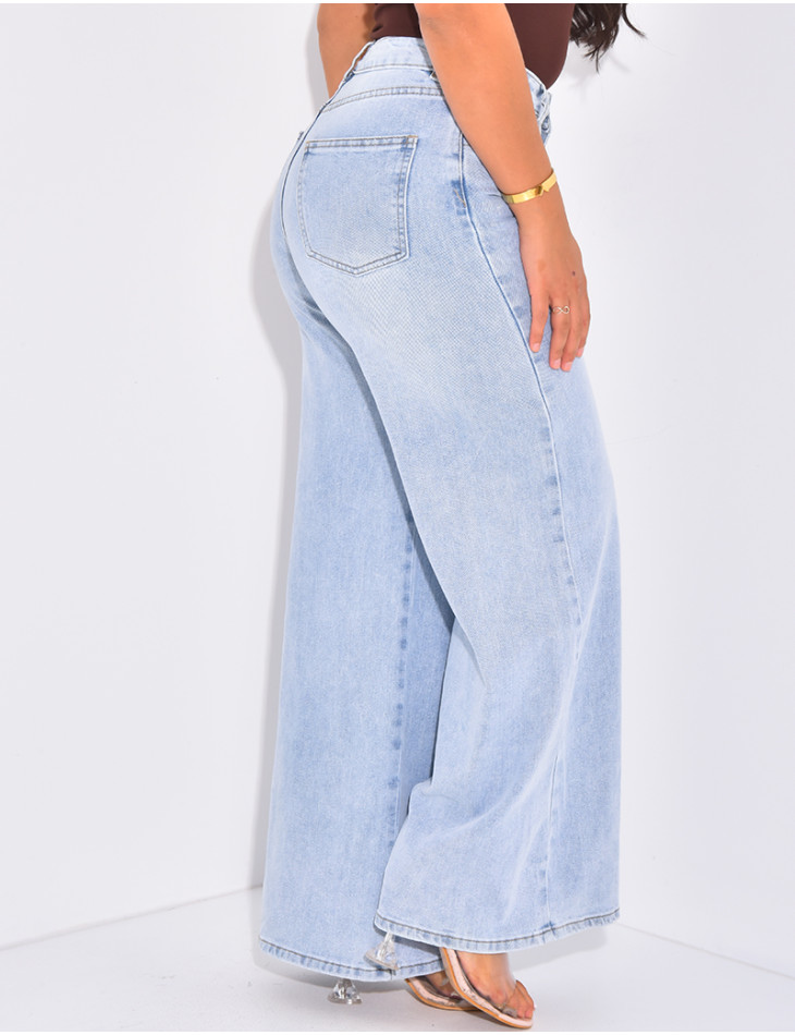 Wide high-waisted jeans with light wash