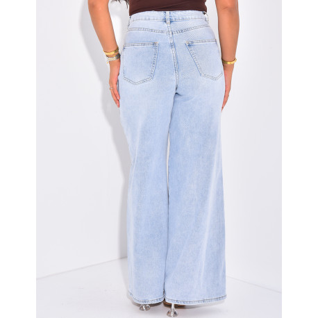Wide high-waisted jeans with light wash
