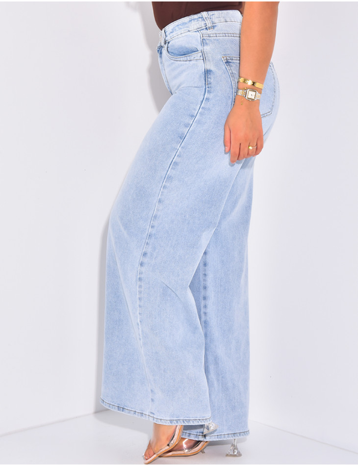 Wide high-waisted jeans with light wash