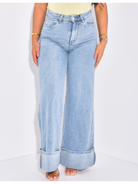 Wide-leg jeans with thick cuffs