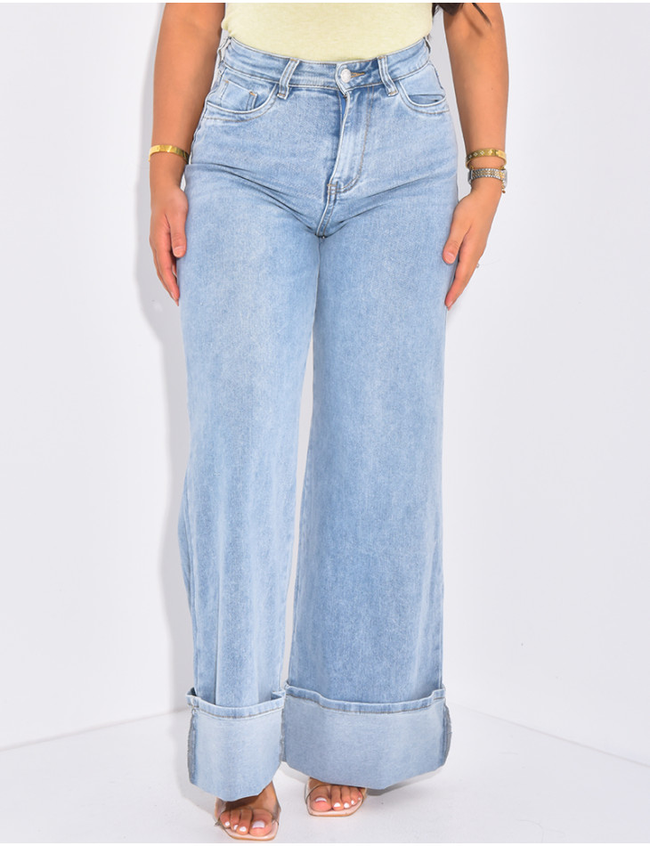 Wide-leg jeans with thick cuffs