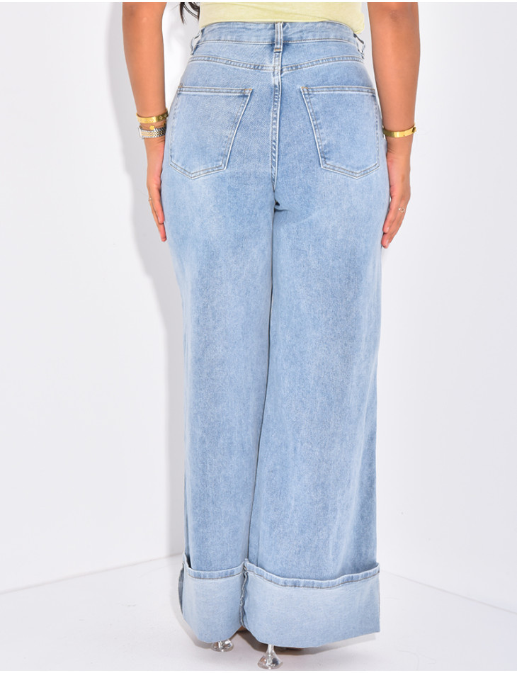 Wide-leg jeans with thick cuffs
