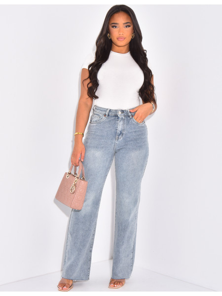 Jeans mit hoher Taille, gerader Schnitt, aus Stretchmaterial.