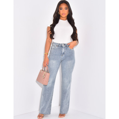 Jeans mit hoher Taille, gerader Schnitt, aus Stretchmaterial.