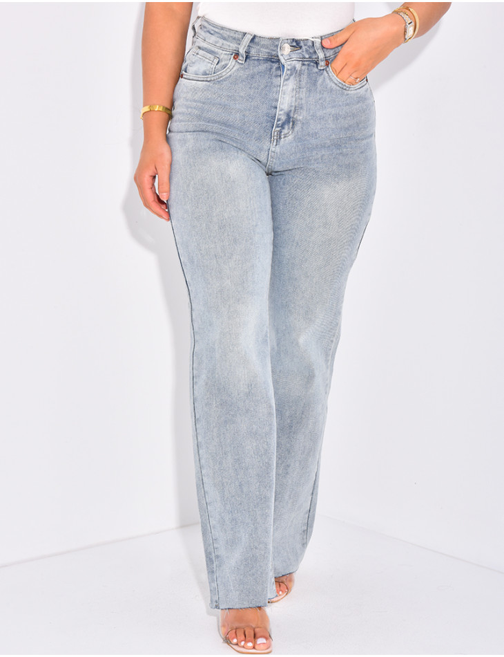 Jeans mit hoher Taille, gerader Schnitt, aus Stretchmaterial.