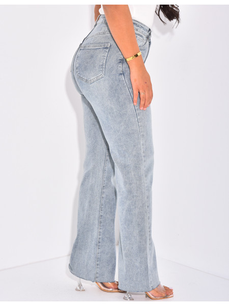 Jeans mit hoher Taille, gerader Schnitt, aus Stretchmaterial.