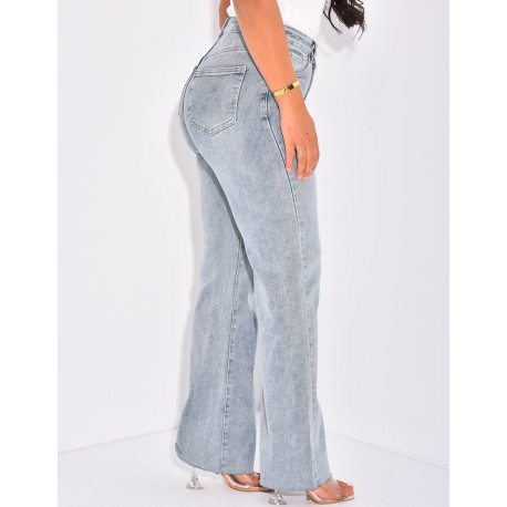 Jeans mit hoher Taille, gerader Schnitt, aus Stretchmaterial.