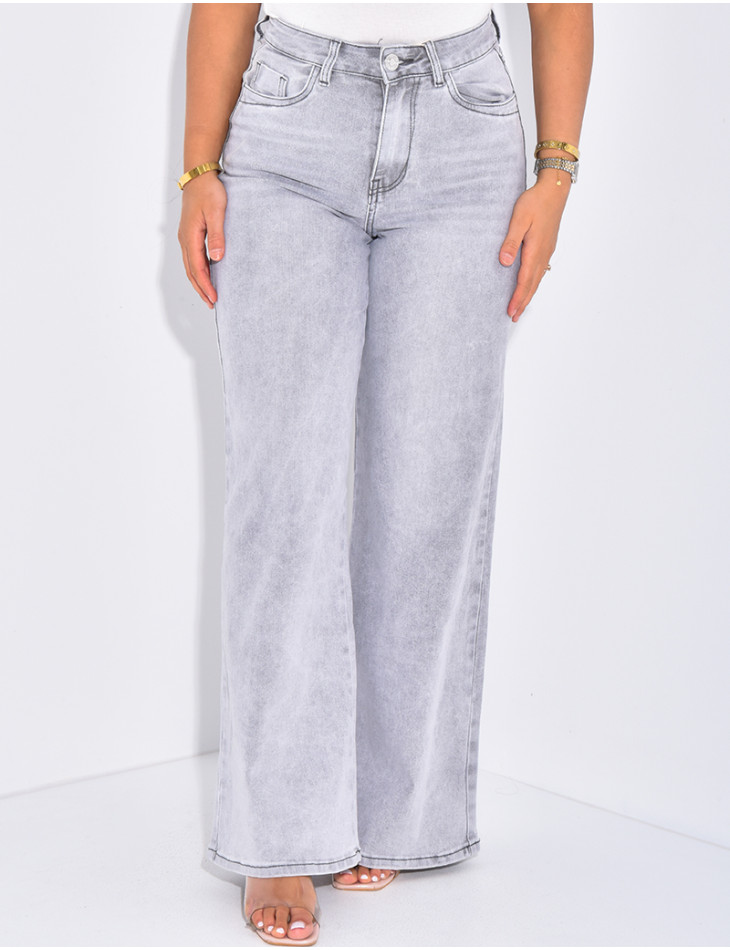 Wide high-waisted jeans with light wash