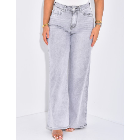 Wide high-waisted jeans with light wash