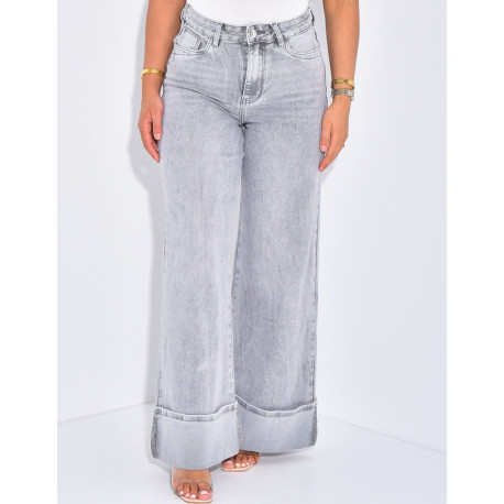 Wide-leg jeans with thick cuffs