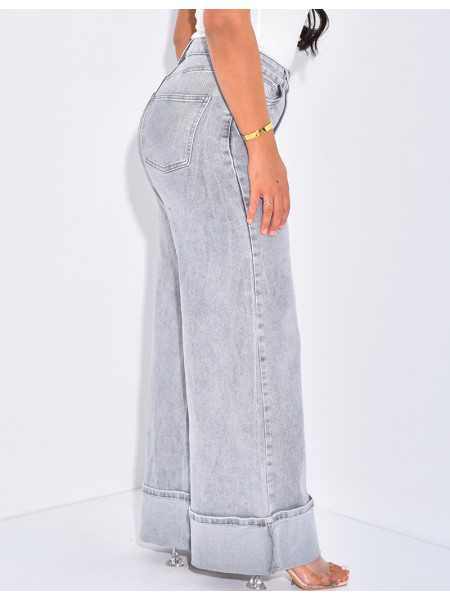 Wide-leg jeans with thick cuffs