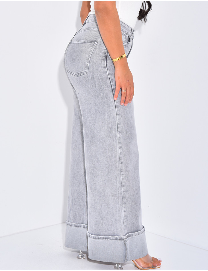 Wide-leg jeans with thick cuffs