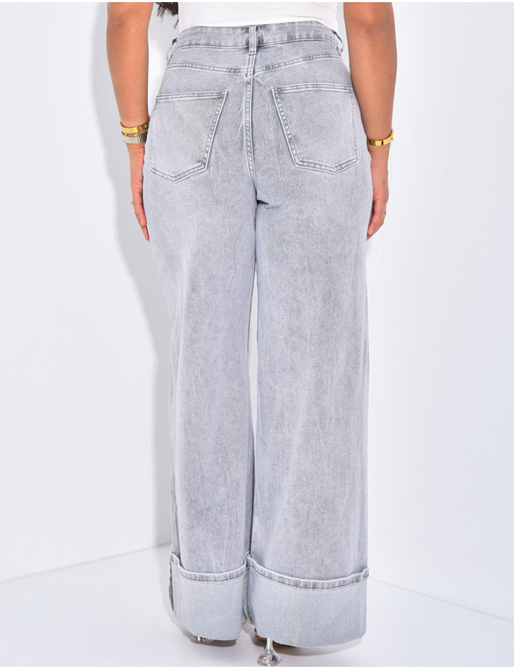 Wide-leg jeans with thick cuffs