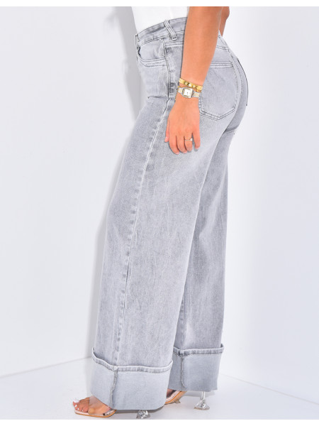 Wide-leg jeans with thick cuffs