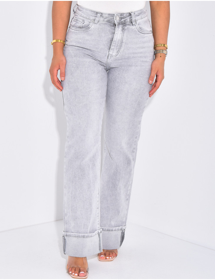 Straight-leg jeans with wide lapels