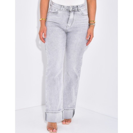 Straight-leg jeans with wide lapels