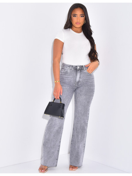 Jeans mit hoher Taille, gerader Schnitt, aus Stretchmaterial.