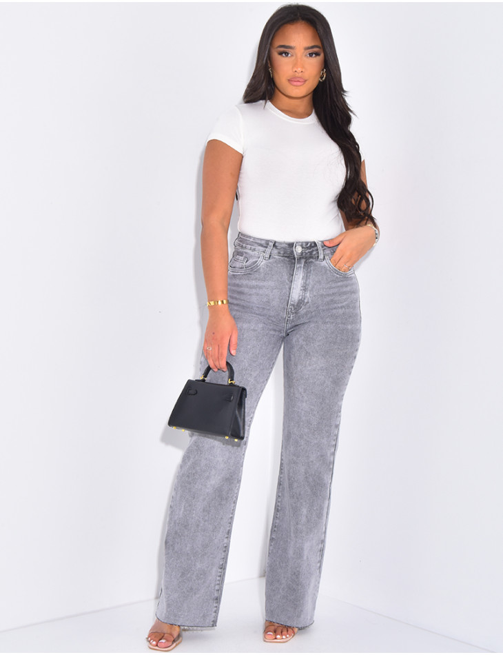 Jeans mit hoher Taille, gerader Schnitt, aus Stretchmaterial.